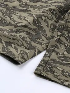 Levis Men Abstract Printed Slim Tapered Fit Chino Shorts