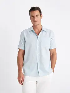 DeFacto Men Opaque Spread Collar Solid Casual Shirt