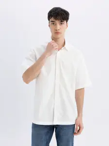 DeFacto Men Opaque Spread Collar Solid Casual Shirt