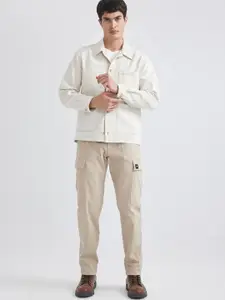 DeFacto Men Opaque Spread Collar Solid Casual Shirt