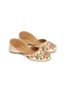 XE Looks Women Embellished Slip-On Ethnic Mojaris