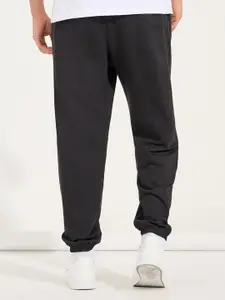 Styli Men Black Mid-Rise Oversized Fit Joggers