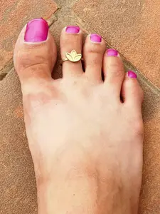 Sangria Pack Of 2 Lotus Motifs Toe Rings