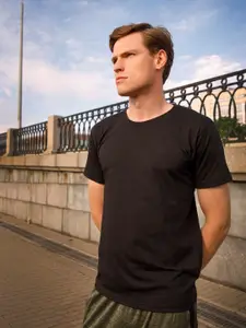 Chkokko Men Black Solid Round Neck T-shirt