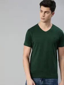Urbano Fashion Men Green Slim Fit Solid V-Neck Pure Cotton T-shirt