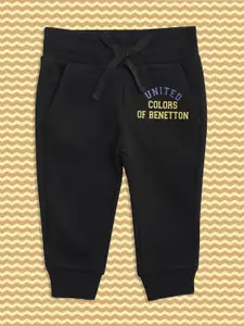 United Colors of Benetton Boys Black Solid Joggers with Printed Detail