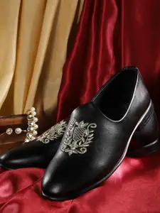 House Of Pataudi Men Black & Gold-toned Embroidered Mojaris