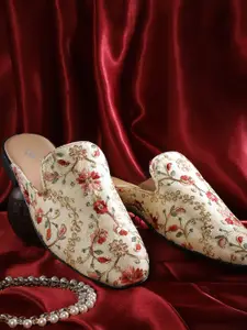 House of Pataudi Men Off-White & Pink Embroidered Handcrafted Mules