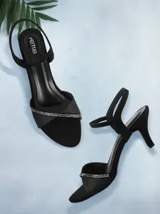 Metro Women Black Solid Sandals