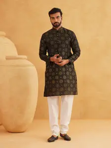 SOJANYA Men Black & Off-White Printed Kurta with Churidar