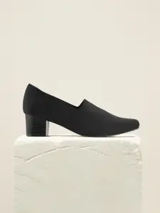 Mochi Women Black Solid Pumps