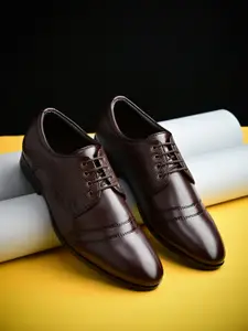 INVICTUS Men Brown PU Textured Oxford Shoes