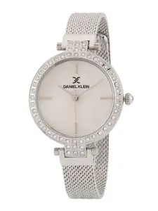 Daniel Klein Women Silver-Toned Embellished Dial & Silver Toned Bracelet Style Straps Analogue Watch