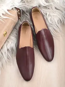 House of Pataudi Men Burgundy Solid Handcrafted Mojaris with Pouch