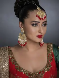 Sukkhi Gold-Plated Maroon & White Sparkling Kundan Studded Pearl Beaded Maangtikka With Earrings