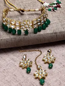 KARATCART Gold-Plated Green Kundan Studded Choker Necklace Earring & Maang Tika Set
