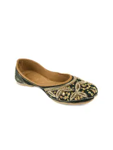 DESI COLOUR Women Black & Beige Embellished Mojari Flats