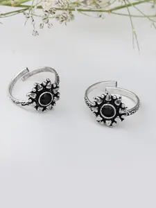 TEEJH Silver-Plated Oxidised Black Stone Studded Toe Ring