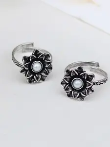 TEEJH White & Silver Toned Set of 2 Kayra Stone Oxidised Toe Rings