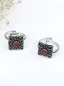 TEEJH Silver-Toned Oxidised Toe Ring