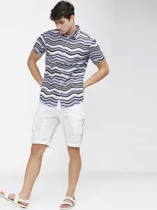 HIGHLANDER Men White Slim Fit Chevron Striped Casual Shirt