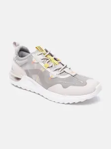 Xtep Men Beige & White Colourblocked Running Shoes