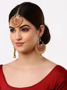 Arrabi Gold-Toned & Red Oxidised Kundan Studded Maang Tika & Earrings Set