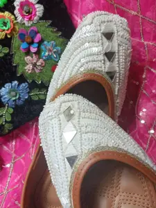 DESI COLOUR Women Embellished Ethnic Mojaris