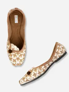 DESI COLOUR Women Embroidered Ethnic Mojaris