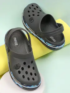 NEOZ Men Grey & Blue Printed Rubber Clogs