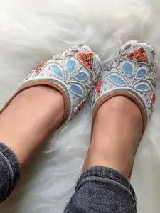 DESI COLOUR Women White Ethnic Mojaris Flats