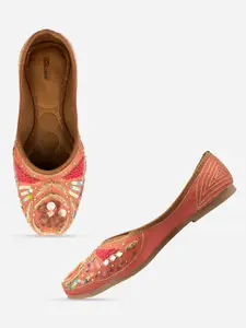 DESI COLOUR Women Embellished Ethnic Mojaris