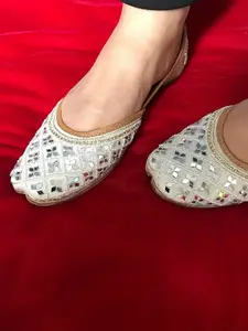 DESI COLOUR Women White Ethnic Mojaris Flats