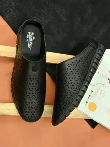 The Roadster Lifestyle Co Men Black Comfort Sandals