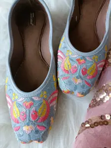 DESI COLOUR Women Emnroidered Ethnic Mojaris Flats