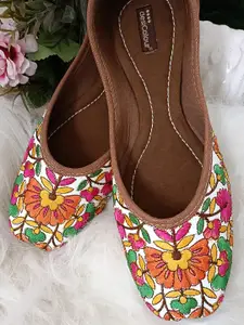 DESI COLOUR Women Multicoloured Printed Ethnic Mojaris Flats