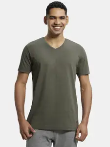 Jockey Men Green Solid V-Neck T-shirt