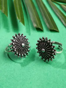 SOHI Oxidised Silver-Plated & Design Detailed Toe Ring