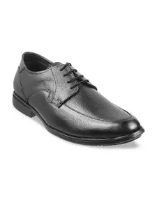Mochi Men Black Textured Formal Shoes