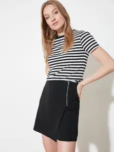 Trendyol Women Stylish Black Solid Shorts