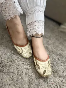 DESI COLOUR Women Gold-Toned & White Dabka Mojaris