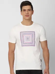 V Dot Men White Printed Slim Fit T-shirt