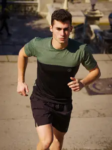 Chkokko Men Green & Black Colourblocked Regular-Fit Outdoor T-shirt