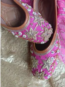 DESI COLOUR Women Pink Ethnic Mojaris with Embroidered Flats