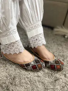 DESI COLOUR Women Embroidered Ethnic Mojaris