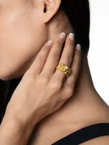 WHITE LIES Gold-Plated Classic Hammered Gold Ring