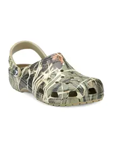 Crocs Men Green & Brown Classic Realtree Printed Clogs
