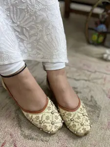 DESI COLOUR Women Gold-Toned Embellished Leather Ethnic Mojaris Flats