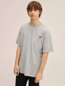 Mango Kids Boys Grey Melange Solid Drop-Shoulder Sleeves T-shirt with Applique Detail