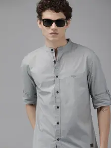 The Roadster Lifestyle Co Men Grey Solid Slim Fit Casual Shirt